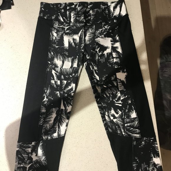 Fabletics Black and White Palm Tree Capris Size M - Picture 3 of 8